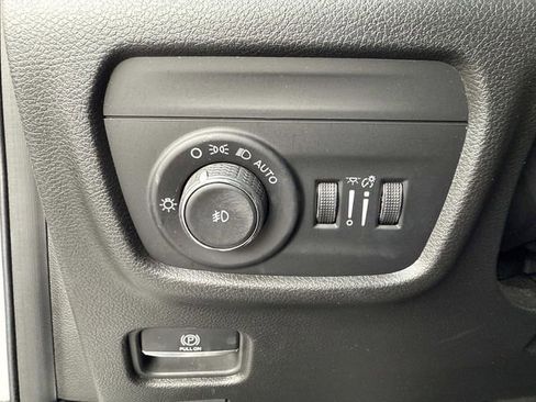 Used 2023 Jeep Grand Cherokee Limited w/ Black Appearance Package image 29