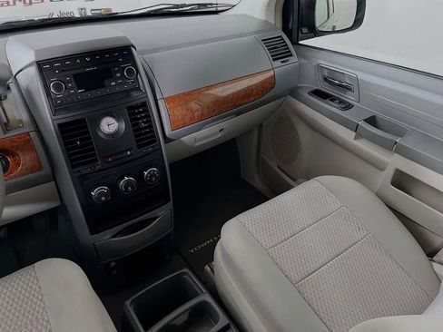 Used 2008 Chrysler Town & Country LX image 21
