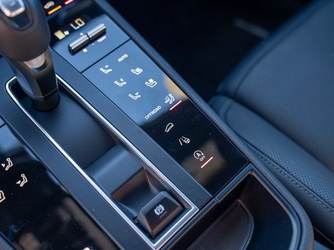 Certified 2026 Porsche Macan AWD/4WD image 19