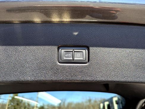 Used 2019 Audi Q8 Premium image 45