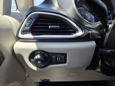 Used 2023 Chrysler Pacifica Touring-L FWD image 22