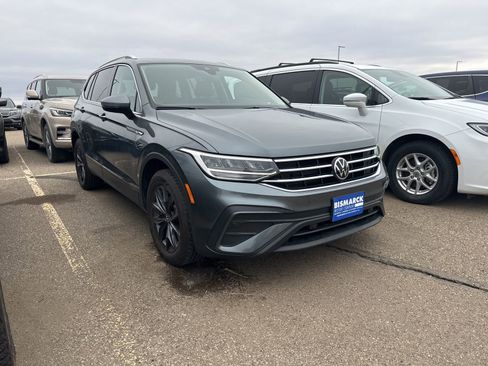 Certified 2024 Volkswagen Tiguan SE w/ Panoramic Sunroof Package image 2