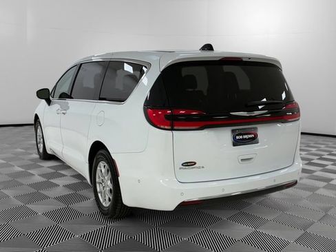 Used 2023 Chrysler Pacifica Touring-L FWD image 3