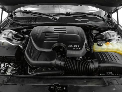 Used 2015 Dodge Challenger SXT image 40