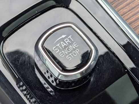 Used 2022 Volvo XC60 B5 Momentum w/ Climate Package image 31