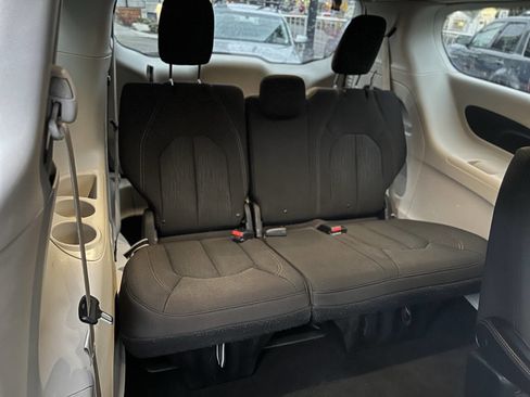 Used 2017 Chrysler Pacifica Touring image 31