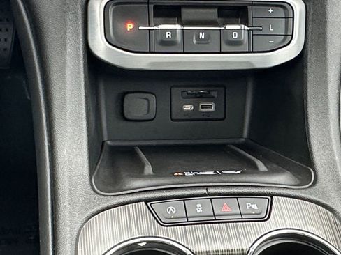 Used 2023 GMC Acadia SLT w/ Preferred Package image 17