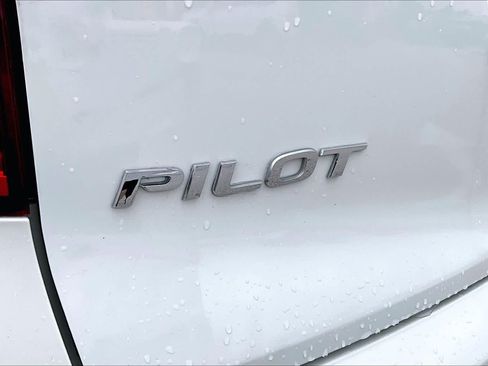 Used 2016 Honda Pilot Touring image 10