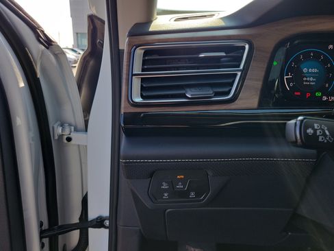 Used 2025 Volkswagen Atlas SE FWD image 20