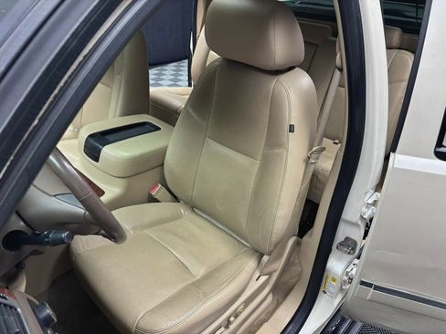 Used 2013 Chevrolet Avalanche LTZ AWD/4WD image 30