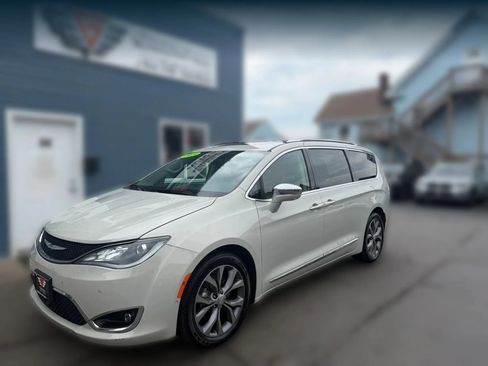 Used 2019 Chrysler Pacifica Limited w/ Tire & Wheel Group FWD image 3