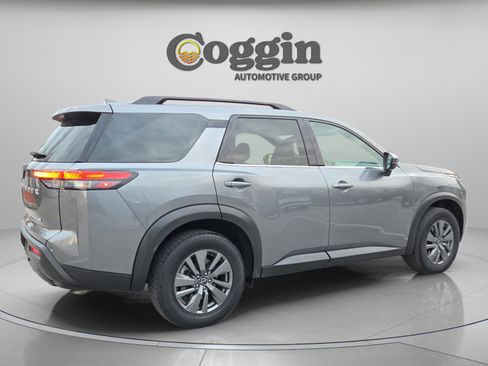 Used 2024 Nissan Pathfinder SV image 5