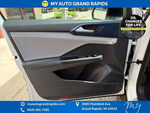 Used 2024 Volkswagen Taos SE w/ Panoramic Sunroof Package AWD/4WD image 10
