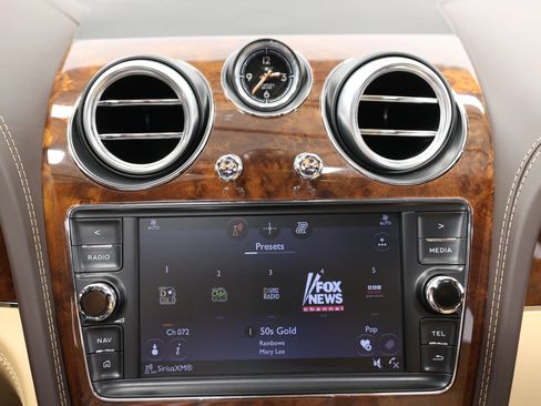 Used 2018 Bentley Bentayga AWD/4WD image 31
