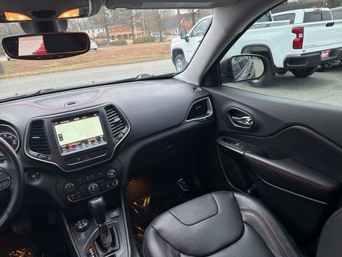 Used 2019 Jeep Cherokee Trailhawk image 11