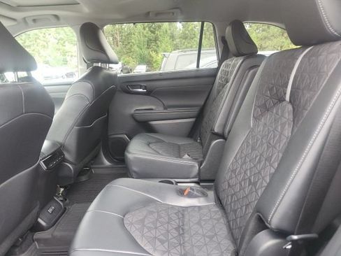 Certified 2025 Toyota Highlander XLE AWD/4WD image 6