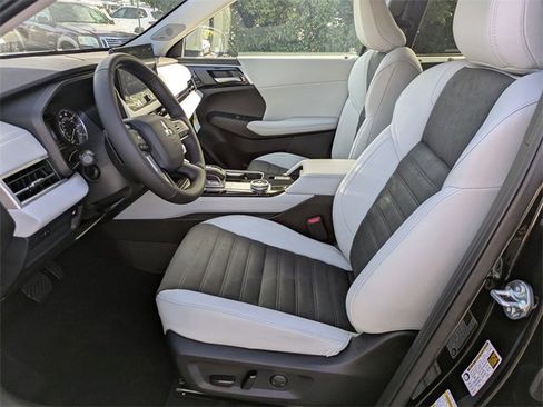 New 2025 Mitsubishi Outlander SE image 14