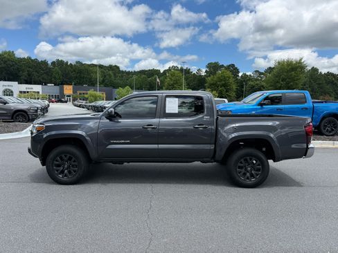Used 2023 Toyota Tacoma SR5 AWD/4WD image 2