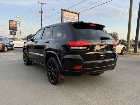 Used 2018 Jeep Grand Cherokee Altitude RWD image 4