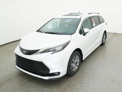 New 2026 Toyota Sienna XLE image 16