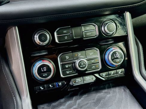 Used 2023 GMC Yukon XL Denali AWD/4WD image 17