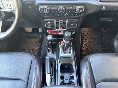 Used 2018 Jeep Wrangler Unlimited Rubicon w/ Dual Top Group AWD/4WD image 30