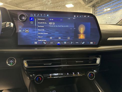 Used 2025 Chevrolet Traverse LT image 16