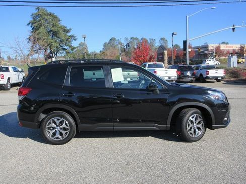 Used 2023 Subaru Forester Premium image 3