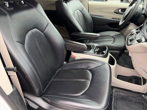 Used 2024 Chrysler Pacifica Touring-L FWD image 37