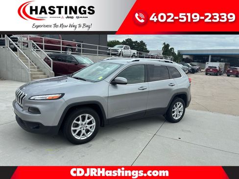 Used 2016 Jeep Cherokee Latitude FWD image 1