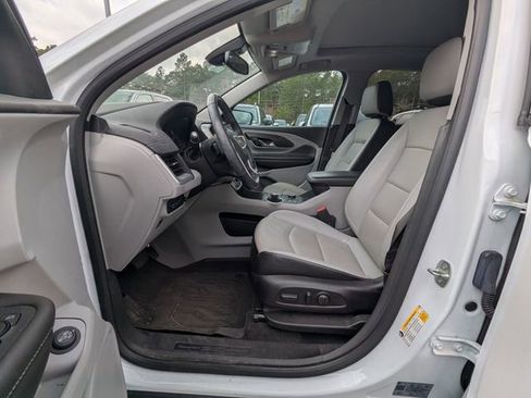 Used 2023 GMC Terrain SLT w/ Infotainment Package II image 9