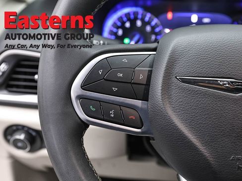 Used 2023 Chrysler Pacifica Touring-L FWD image 15