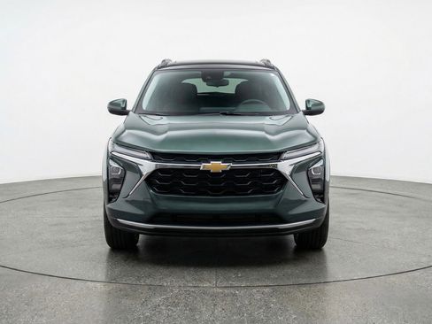 Used 2025 Chevrolet Trax LT image 2