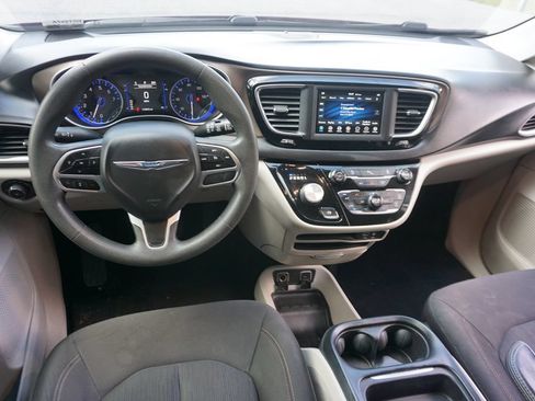 Used 2018 Chrysler Pacifica Touring Plus FWD image 5