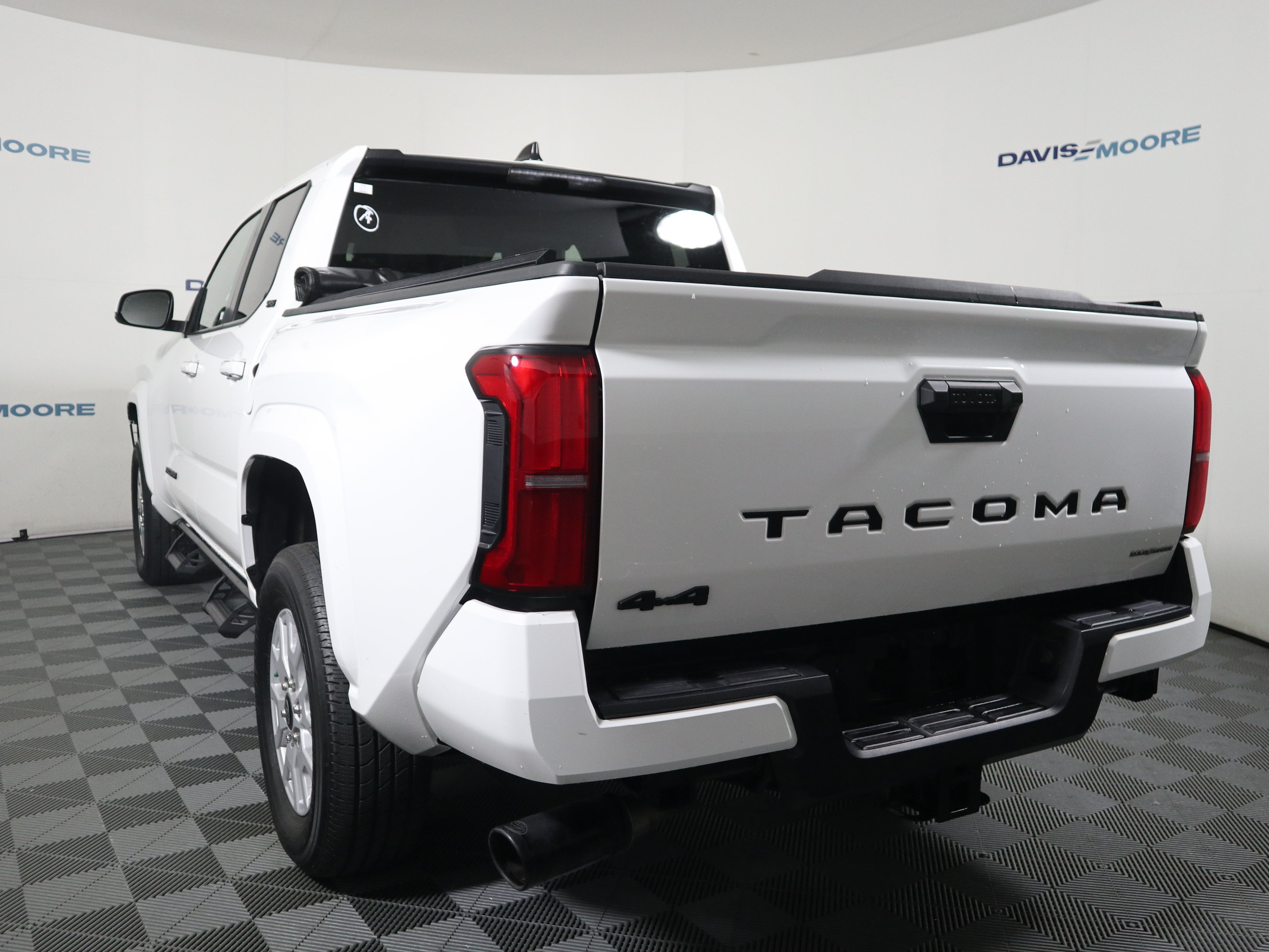 Used 2025 Toyota Tacoma SR5 AWD/4WD image 9