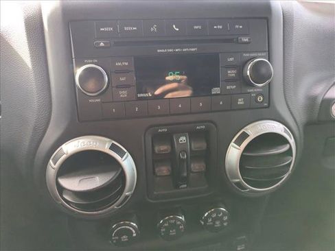 Used 2016 Jeep Wrangler Unlimited Rubicon image 11