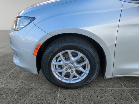 Used 2023 Chrysler Voyager LX image 16