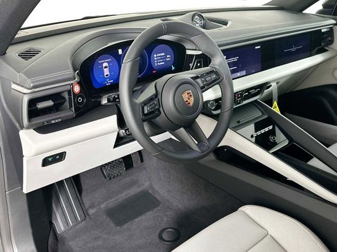 Certified 2025 Porsche Macan Electric image 4