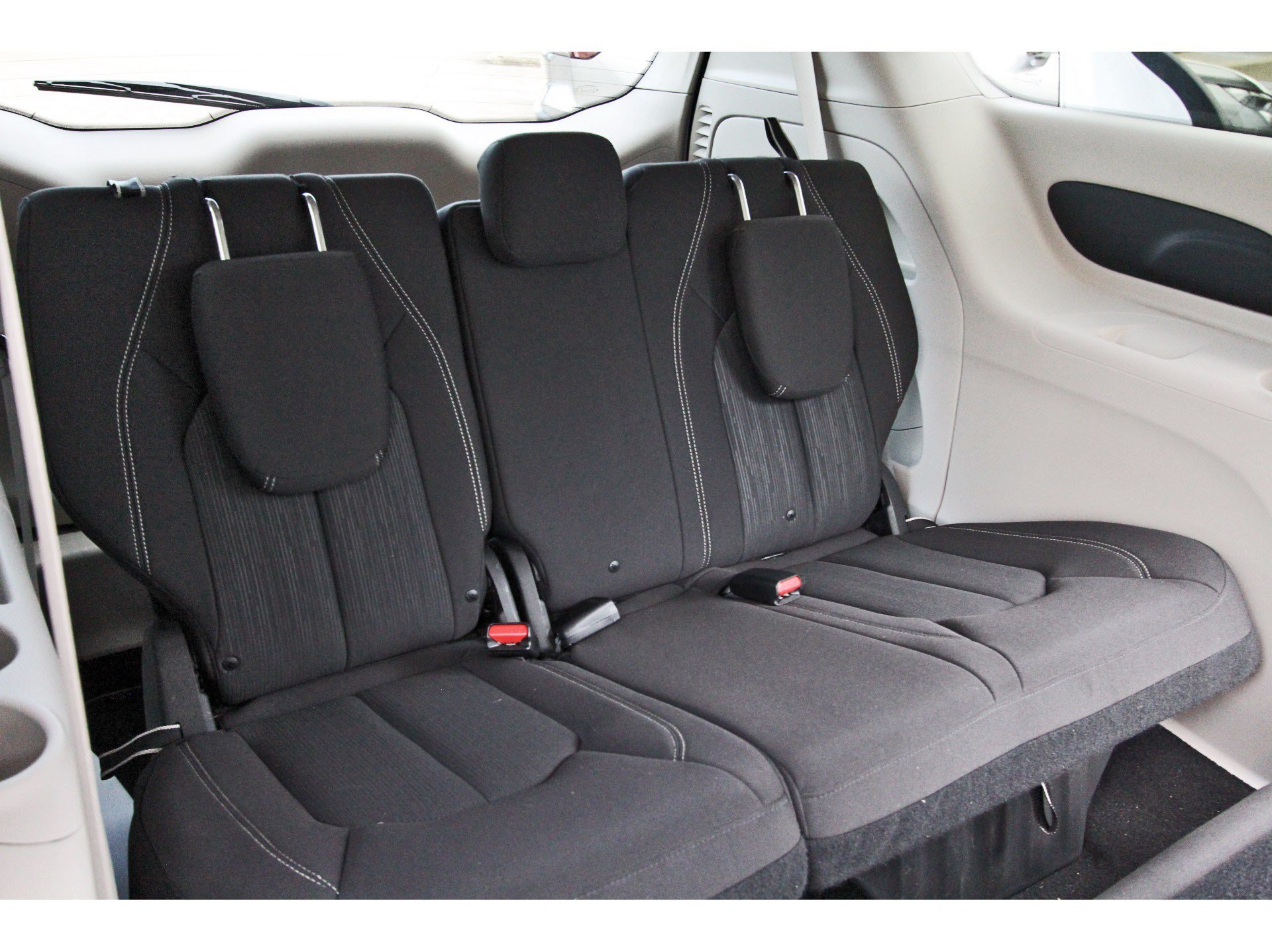 Used 2020 Chrysler Voyager L FWD image 11