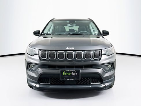 Used 2022 Jeep Compass Latitude image 2