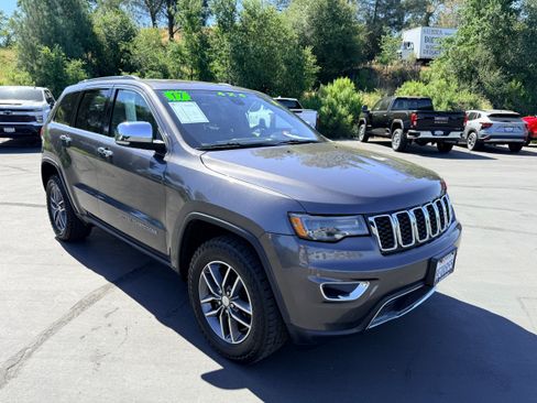 Used 2017 Jeep Grand Cherokee Limited w/ Luxury Group II AWD/4WD image 4