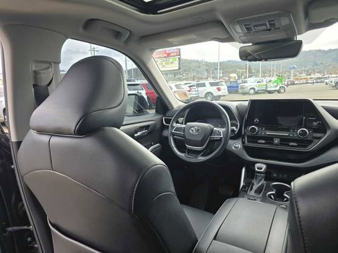Used 2023 Toyota Highlander XLE image 10