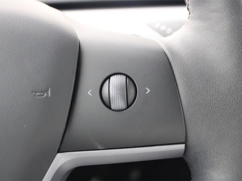 Used 2025 Tesla Model Y Long Range image 25