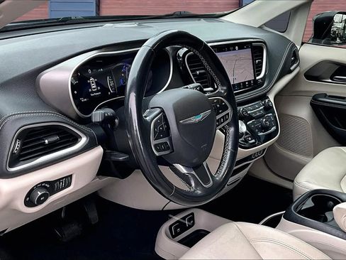 Used 2021 Chrysler Pacifica Touring-L image 14