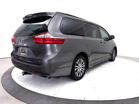 Used 2018 Toyota Sienna XLE w/ XLE Navigation Package FWD image 13