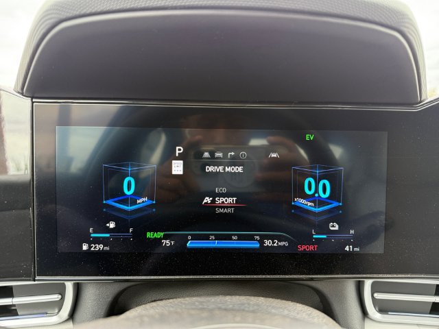 Used 2025 Hyundai Elantra Limited FWD image 11