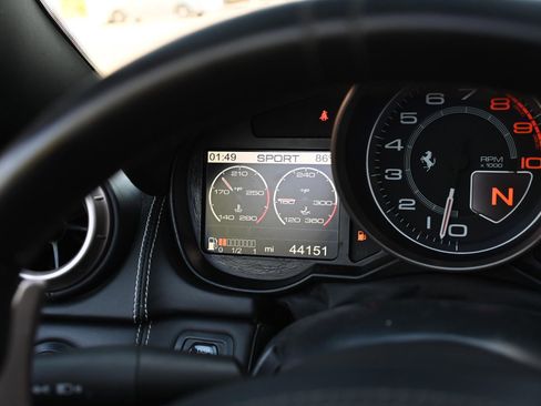 Used 2010 Ferrari California RWD image 33
