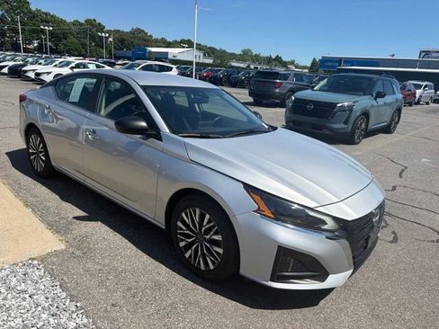 Used 2024 Nissan Altima 2.5 SV FWD image 3