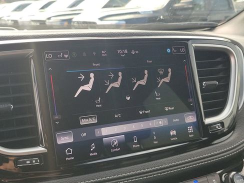 Used 2024 Chrysler Pacifica Limited FWD image 23
