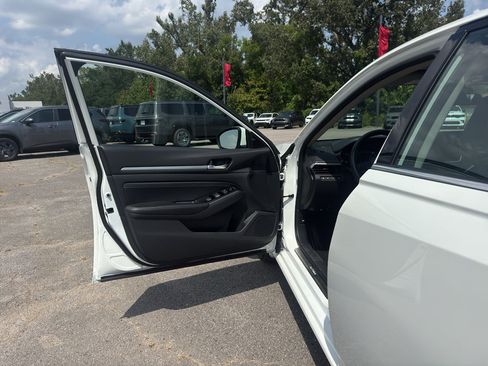 Used 2023 Nissan Altima 2.5 SL FWD image 18